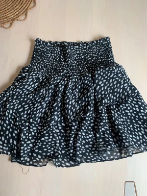 Chelsea kjol  - Kjol köpt på Chelsea i Göteborg fint skick inga fläckar. Köp båda kjolar för 100+100= 150kr