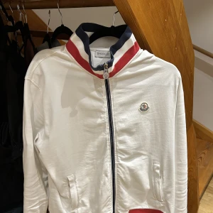 Moncler - Tjena säljer denna feta Moncler koftan Storlek är xl men passar även l