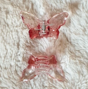 Fjärilsklämmor - Två stycken gulliga rosa fjärilsklämmor