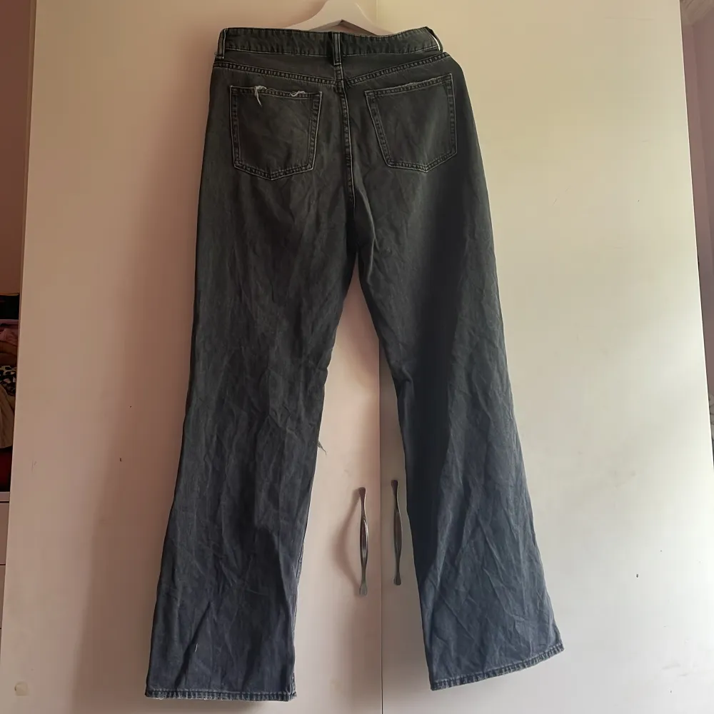 Säljer dessa mörkgråa jeans eftersom de sällan kommer till användning.. Jeans & Byxor.