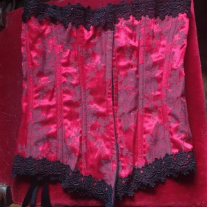 Röd/svart Korsett  - Säljer denna röda korsetten med svarta detaljer pga den tyvärr inte passar längre 