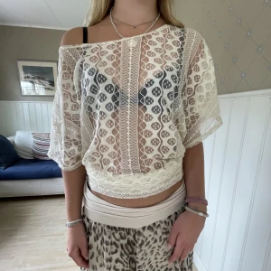 spetts tröja - cool beige spets tröja!!