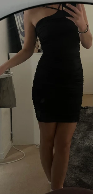 Svart tajt klänning - Svart tajt klänning från bikbok, aldrig använd. 