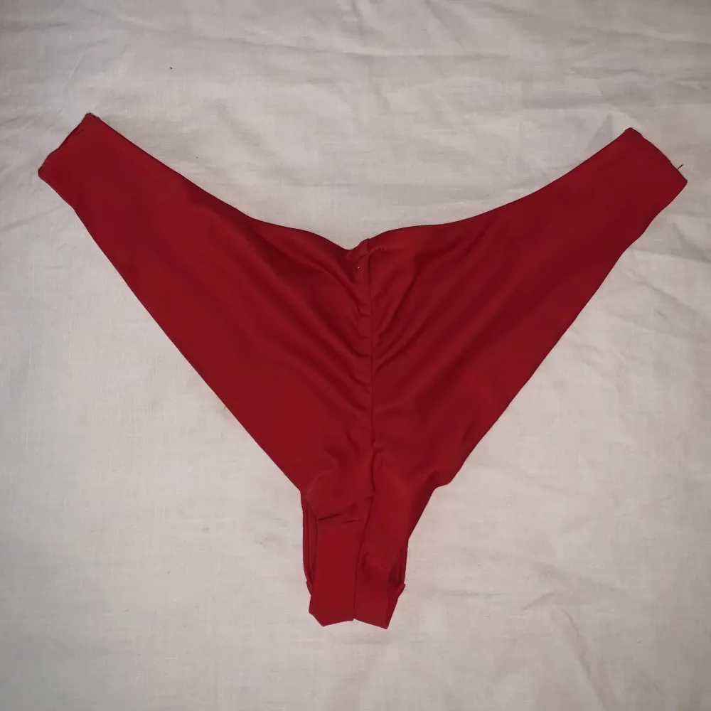 Säljer en röd bikinitrosa från Nelly i strl s. Slutsålda på hemsidan. Första bilden visar färgen bäst🤍. Kjolar.