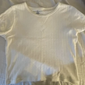 Brandy Melville tröja - Jättegullig tröja från brandy Melville, säljer den då jag inte anväder den längre😊använd fåtal gånger i fint skick, onesize men sitter som en xs/s