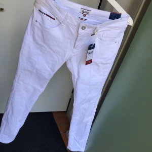 Oanvända jeans Tommy Hilfiger - Vita jeans, inköpta 2017. Aldrig använda. Low rise, skinny jeans.
