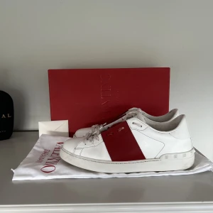 Valentino skor - Säljer ni mina valentino open för är sugen på något nytt, dem har en repair för länge sedan, dem är jätte fint skick idag. En pytteliten skråma på hälen på ena skon inget man lägger märke till. Og hänger med på köpet. Hör gärna av er🤝🔥