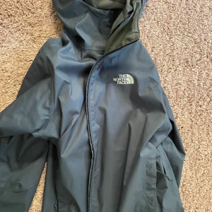 The north face jacka - Nästan helt oanvänd the north face vindjacka. Storlek M. Inga defekter alls