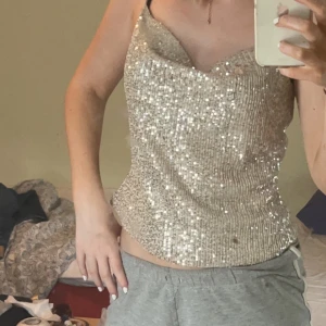 Topp/festtopp  - Säljer denna snygga glittriga topp. Aldrig använd och inga defekter på. Har dock sytt där bak då jag har gjort toppen som ett linne, innan var det ett kors med banden där bak men inget man ser då jag tycker att den är snyggare så. Priset kan diskuteras💓 
