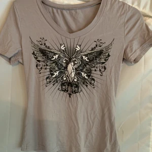 Y2k t-shirt - En jättecool tröja som enbart säljes pga fel storlek. Stretchig och snygg passform. Små ”sprickor” i trycket men inget som stör.