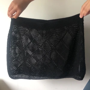 OYSHO strandkjol - Intressekoll på en stickad svart strandkjol från märket OYSHO. Köpt i Palma I Juni och aldrig använd. Köpt för 35 euro. 