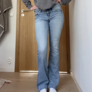 lågmidjade utsvängda jeans 🫶 - jättefina lågmidjade jeans som är utsvängda där nere 💕i fint skick förutom några få små slitningar jag kan skicka bild på privat! säljer superbilligt inför sommaren! MÅTT: innerben 80 cm, rakt över midjan 38 cm 🫶 kontakta mig vid frågor eller fler bilder!