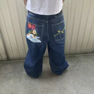 Riktigt feta baggy jeans från LNG me cool design på baksidan