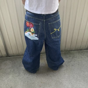 Baggy jeans från Lng - Riktigt feta baggy jeans från LNG me cool design på baksidan