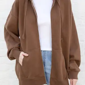 Säljer denna super sköna zip-up hoodien från Brandy Melville. Säljer för att den in längre passar min stil. Tröjan är köpt för 500kr på Brandy Melville hemsidan och passar alla storlekar upp till XL⭐️