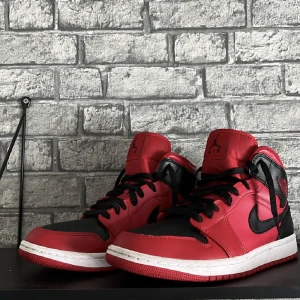 Jordan 1 mid  - Bud med rätt att neka. Köpte förra hösten men inte använda mycket har dessutom haft creaseskydd så dom ser ut som nya kan mötas upp i Umeå 