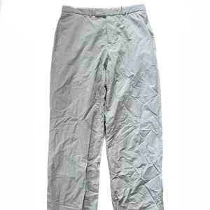 Tommy hilfiger byxor  - Så snygga Tommy hilfiger byxor! Tunnt och skönt material🙏🏻superbra skick 