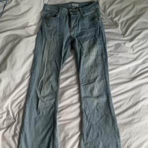 Bootcut jeans med los/midwaist, långa