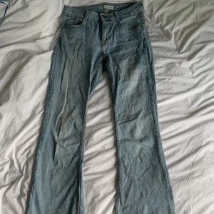 Bootcut mid jeans - Bootcut jeans med los/midwaist, långa