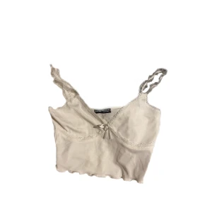 Vit crop top - En jättesöt vit top, har knappt använt den. Passar perfekt till sommaren 