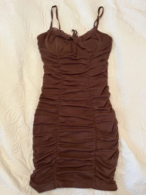Brun klänning - Brun klänning från hm. Använd en gång. Kolla in mitt konto för flera billiga saker