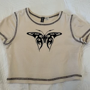 Beige tshirt - Fin tröja från hm som är använd få gånger. Kolla in mitt konto för mer❣️