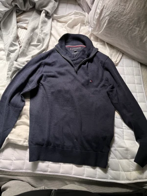 Tommy hilfiger halv zip - Tommy hilfiger tröja säljs aldrig använd väldigt bra skick. 
