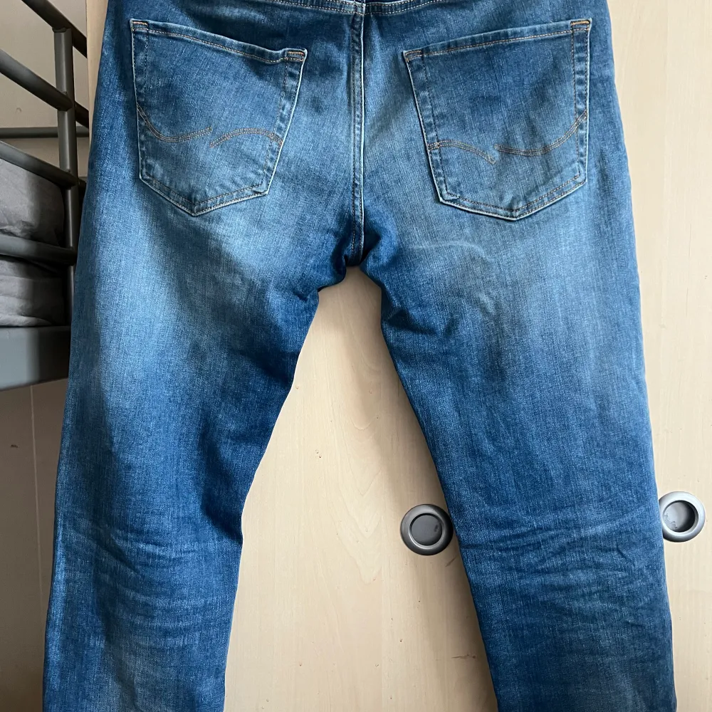Säljer dessa snygga jeans pga dem inte passar mig längre. Dem är använda ungefär 5 gånger. Storlek 29/32. Köpta för 749kr. Jeans & Byxor.