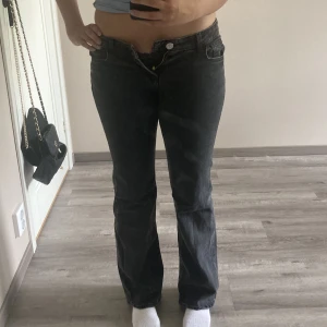 Svarta jeans - Svarta jeans från hm som säljs pga att de är för små. Nypris 250kr