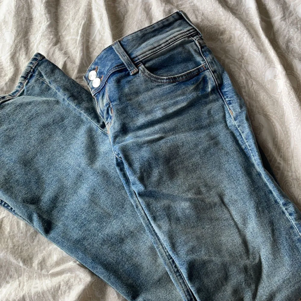 Säljer nu mina jeans från hm eftersom de inte kommer till användning💗pris går att diskuteras!. Jeans & Byxor.