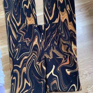 Byxa  - Coola tygbyxor från Mango, sparsamt använda. 