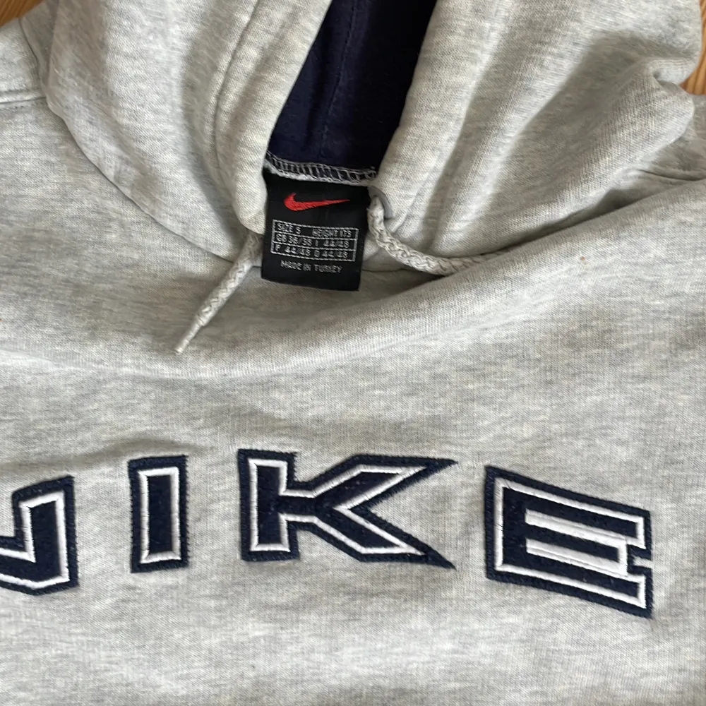 Snygg grå Nike hoodie från 90-talet!  Köparen står för frakt :). Hoodies.