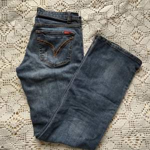 Ett par fina lågmidjade jeans med lite utsvängda byxben. midjemåttet: 82cm innerbenslängd: 77cm