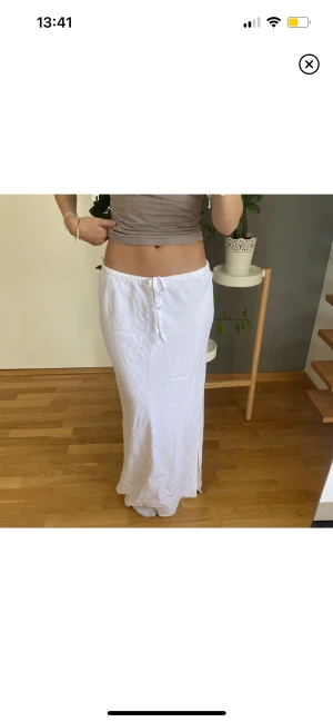 Vit långkjol - Storlek s men passar M med 💞 passar mig som är 167