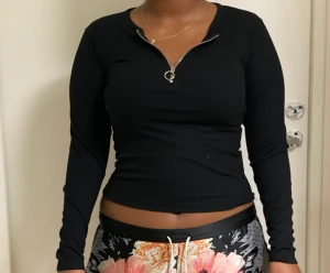 En svart snygg topp med dragkedja  - Helt oanvänd 🥰