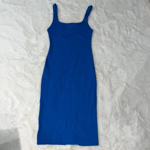 Blå känning  - Klänning från zara med liten slits där bak