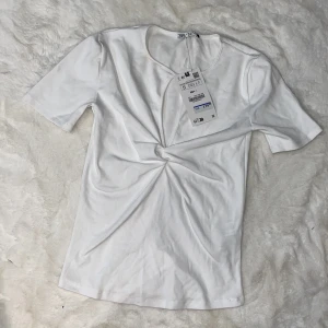 Topp från Zara  - Finns en sminkfläck som går bort i tvätten, dock ny med prislapp på. 