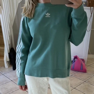 Adidas sweatshirt - Grön sweatshirt från adidas. Använd men i väldigt bra skick. Köpt på herravdelningen så kan passa alla.