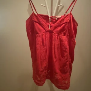 Bel air blus  - En röd blus från ett märke som heter Bel air och är i ett linne/bomulls material. Den är i storleken T2 men om jag skulle gissa skulle jag vilja säga mellan xs-s