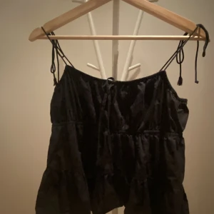 Hm blus - Jag säljer min svarta blus från hm, en väldigt trendig sommar topp, blusen är i storlek 40 men är VÄLDIGT liten i storleken så passar mig som har xs/s helt perfekt💕 säljer då jag behövde rensa garderoben