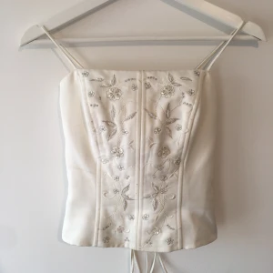 Bröllops Korsett - Häftig korsett med broderat mönster med pärlor och paljetter. Justerbar snörning och dragkedja på sidan. Köpt secondhand. Säljer flera korsetter som liknar denna 🤍