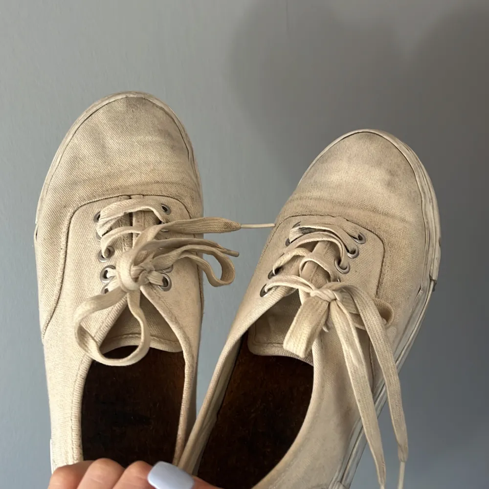 Välanvända Eytys skor, sälja i befintligt skick. Det är tyg skor så det går absolut att snygga till dom.🥰. Skor.