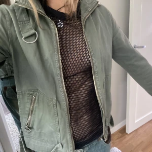 Tunn khaki jeansjacka - COOLASTE jackan köpt vintage i Paris för 850kr!!! Så himla fin och verkligen förgyller varje outfit❤️🍀perfekt sommarjacka!!! Dragkedjan är paj (därav priset) men annars är jackan i helt perfekt skick 