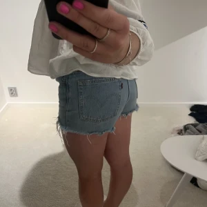 Jeansshorts  - Superfina jeansshorts från Levis. Inga fläckar och i fint skick. Säljer pga att dom inte kommer till användning då dom har blivit lite för små för mig Skulle säga att dom är mer midwaist än highwaist