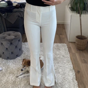 Kostymbyxor - Vita kostymbyxor från bershka i storlek 34