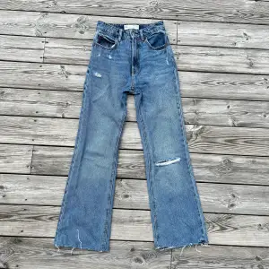 Blåa jeans från stradivarius, köptes för ungefär ett år sedan men är nu för små och inte riktigt min stil längre. Skriv bara privat ifall det är något du undrar. 
