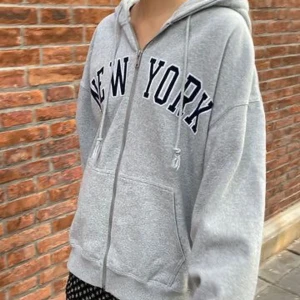 New york hoodie - Säljer denna new york hoodien från brandy Melville då den inte kommer till användning, aldrig använd bara testad😊 inte mina bilder men skriv för fler bilder. Stor i storlek 