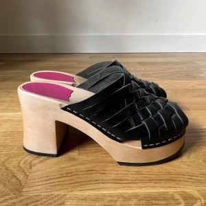 Hasbeens  - Platåklackar från tidigare Hasbeens-kollektion, med flätat svart läder. 9,5 cm klack. Oanvända. 