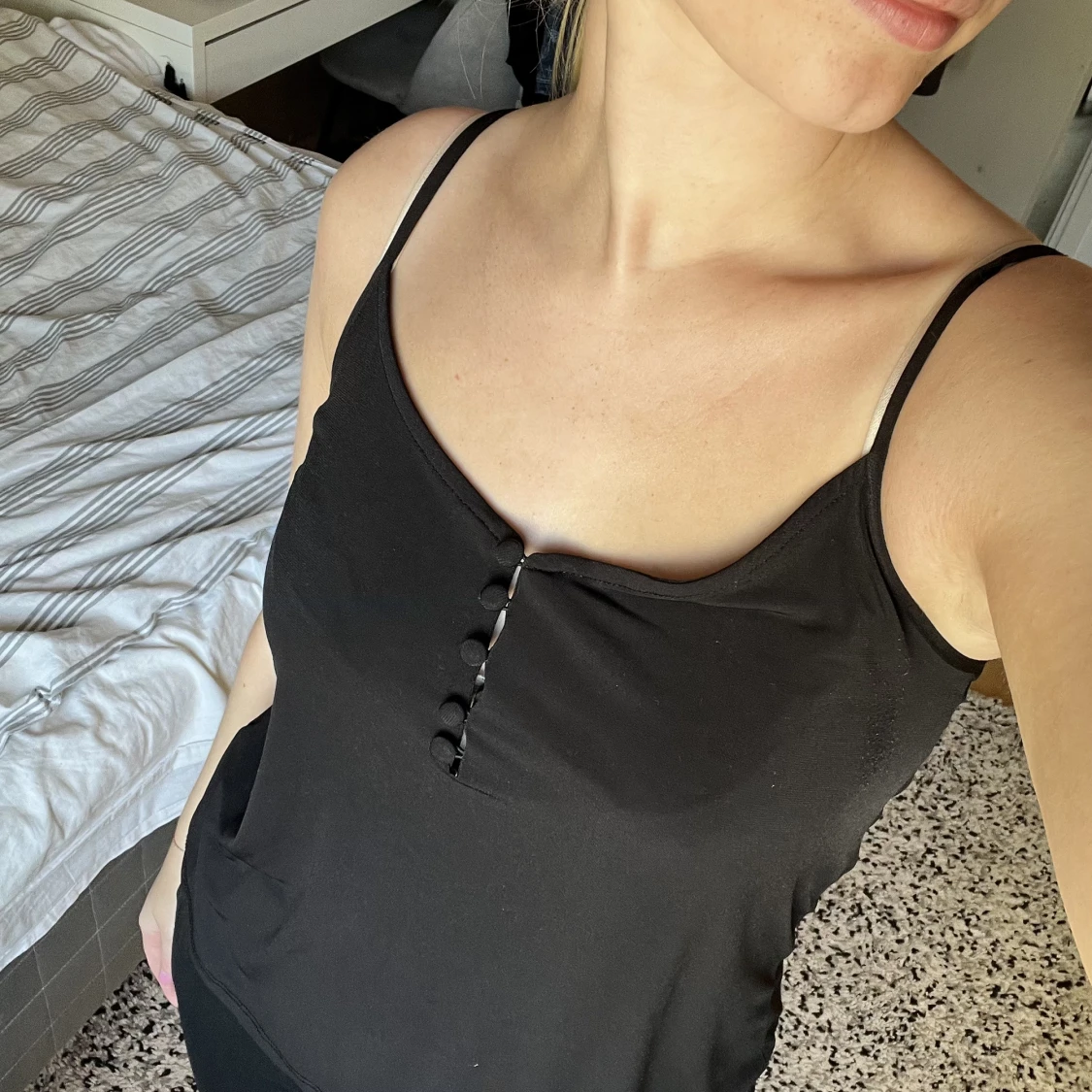 Svart linne med knappar