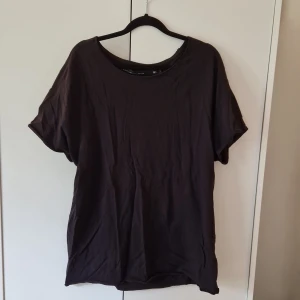 Svart t-shirt - Löst sittande, klippdesignad på ändar. Strl L